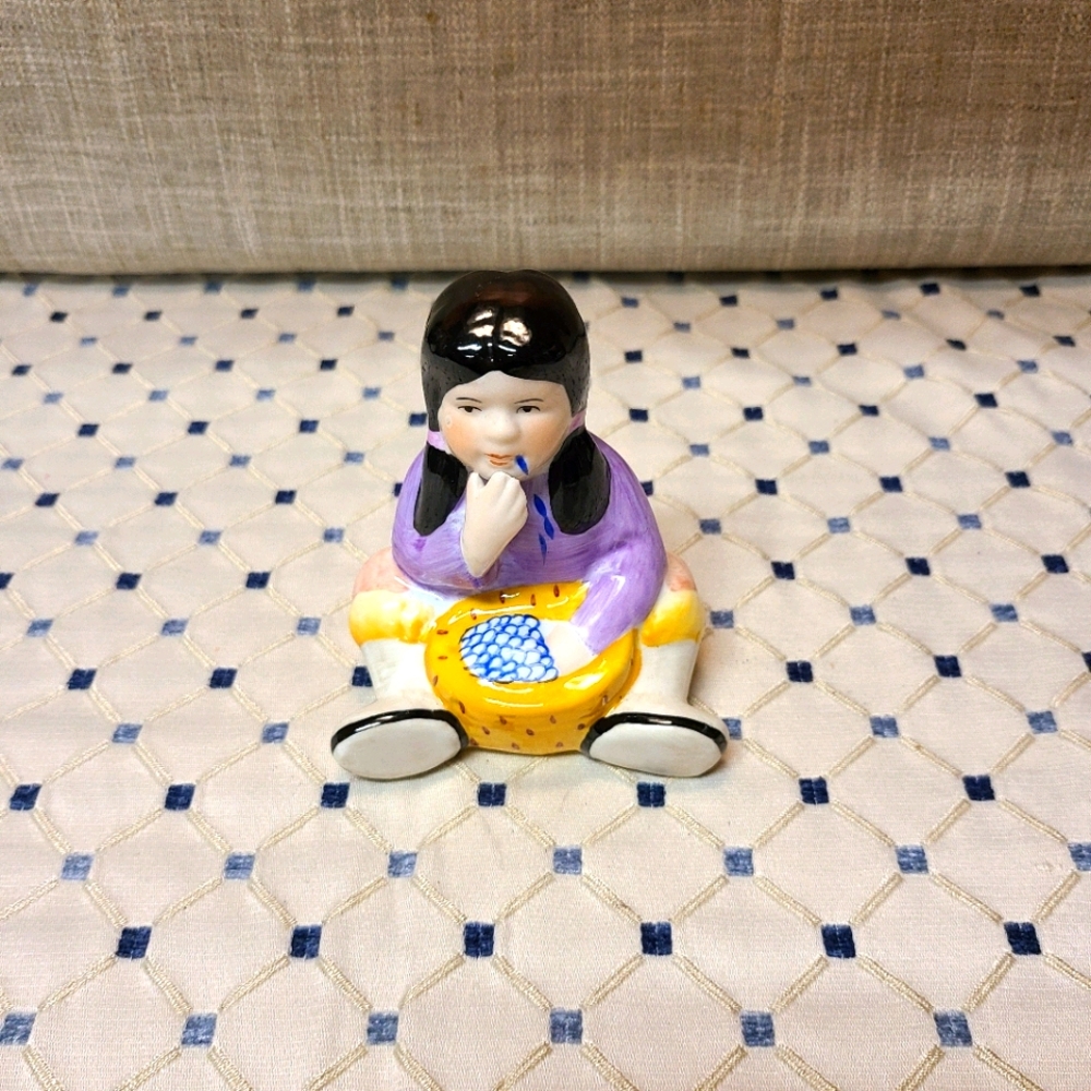 VGUC Alaskan Native Girl Figurine